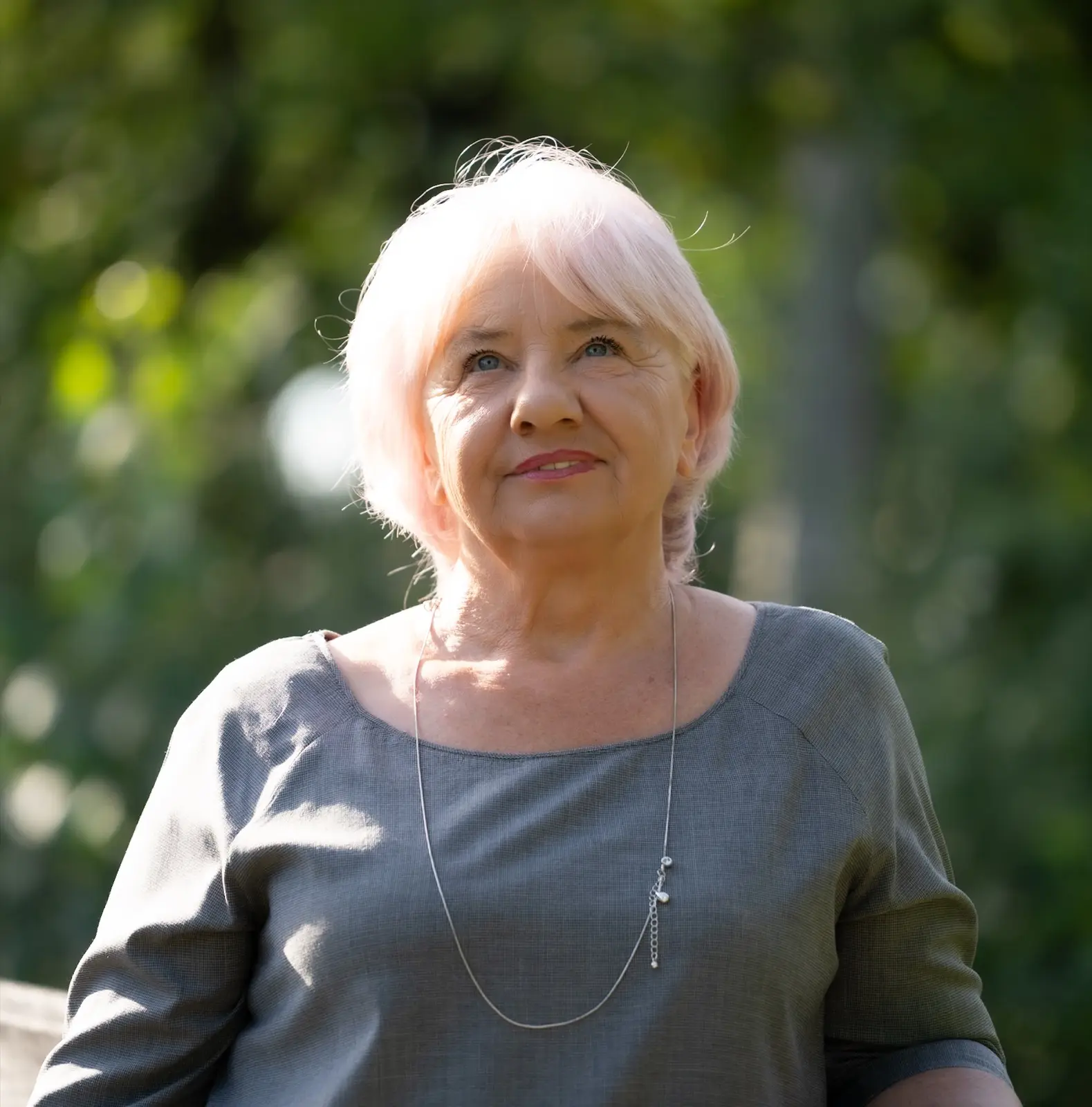 Basia patrząca z nadzieją w górę, w ciepłym świetle