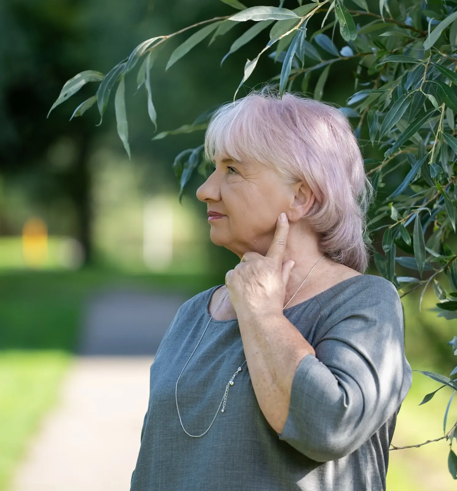 Basia w zamyśleniu pod gałęziami wierzby