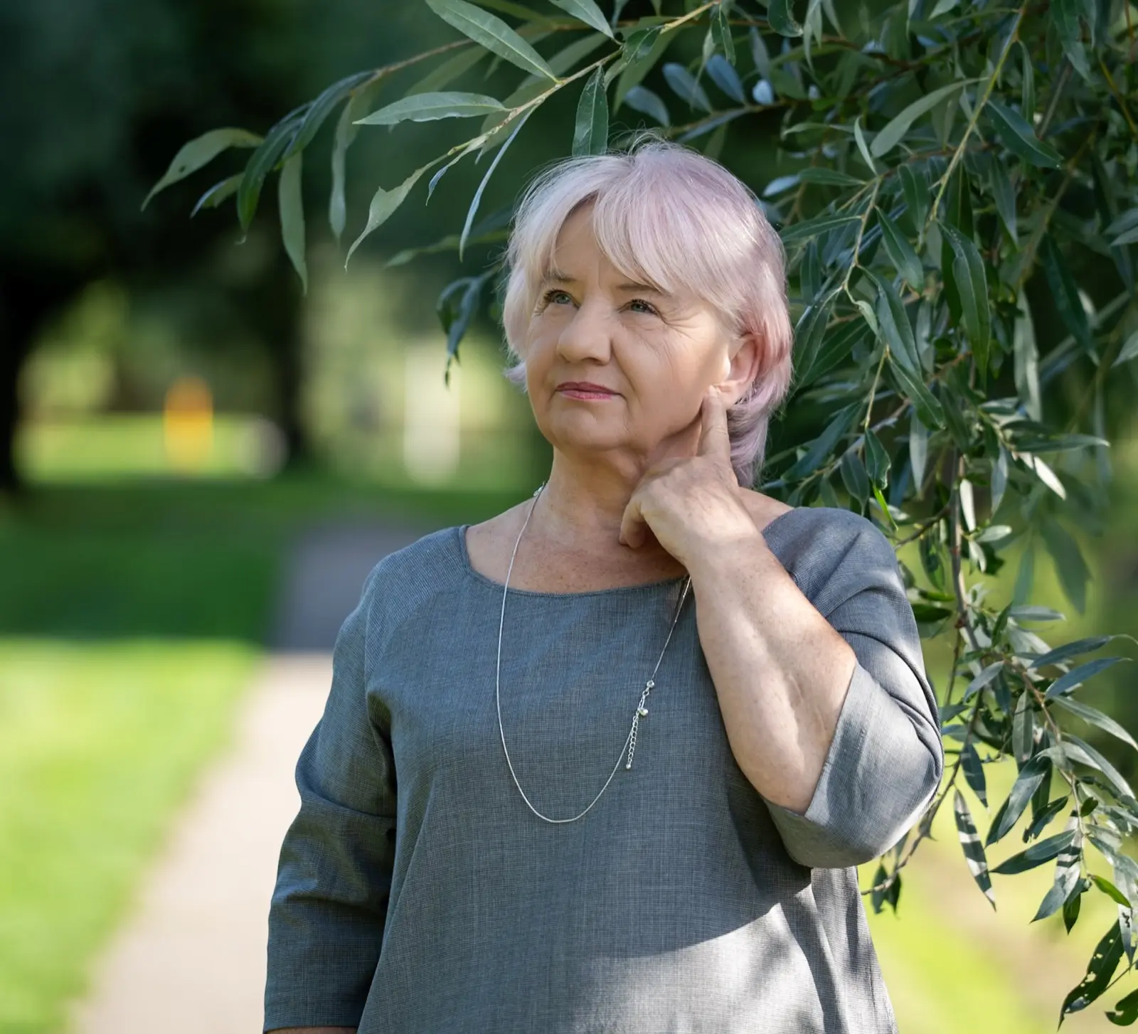 Basia w zamyśleniu pod gałęziami wierzby
